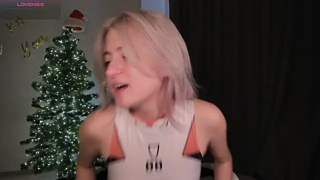 Snapshot of Lana_Younes chatting on 12.11.24 Lana Younes online show from 12.11.24