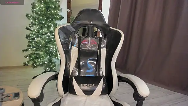 Snapshot of Lana_Younes chatting on 12.19.24 Lana Younes online show from 12.19.24