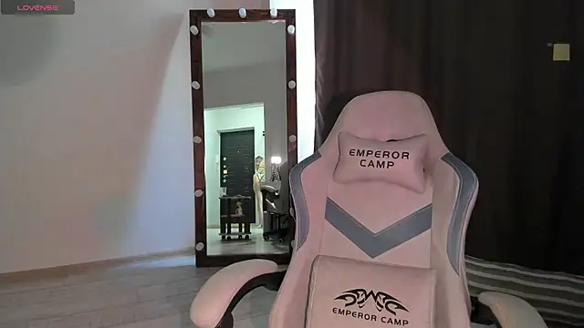 Snapshot of Lana_Younes chatting on 10.02.25 Lana Younes online show from 10.02.25