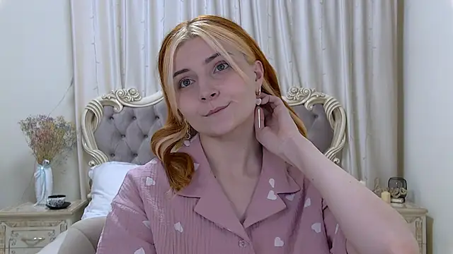 Snapshot of KellyStone chatting on 02.05.25 KellyStone online show from 02.05.25