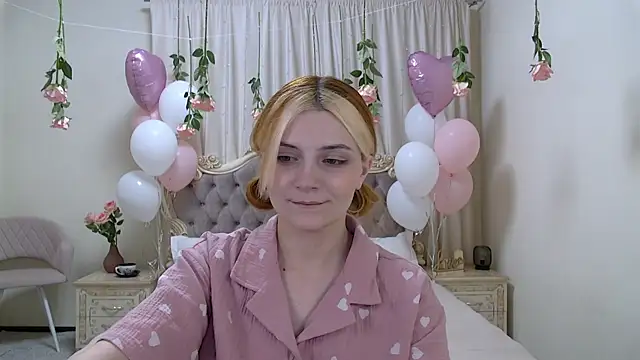 Snapshot of KellyStone chatting on 02.18.25 KellyStone online show from 02.18.25