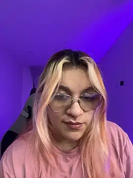 Snapshot of SophiaWeestt99 chatting on 07.17.26 SophiaWeestt99 online show from 07.17.26