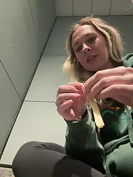 Snapshot of M1ssyk1ssy chatting on 01.10.25 M1ssyk1ssy online show from 01.10.25