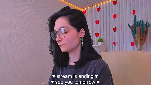 Snapshot of Luna-Moon chatting on 03.17.25 Luna-Moon online show from 03.17.25