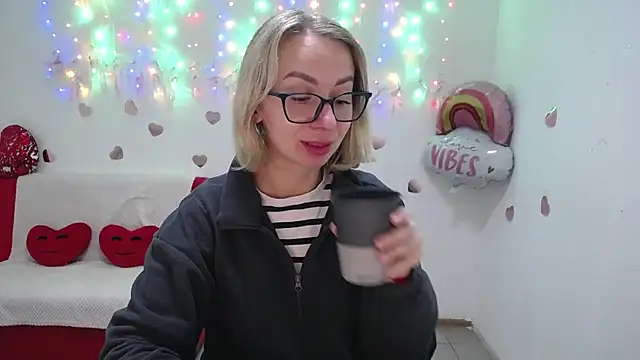 Snapshot of VasilisaSii chatting on 10.05.25 VasilisaSii online show from 10.05.25