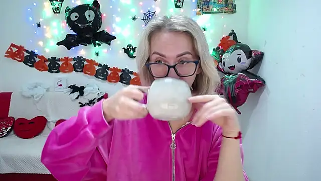 Snapshot of VasilisaSii chatting on 10.18.25 VasilisaSii online show from 10.18.25