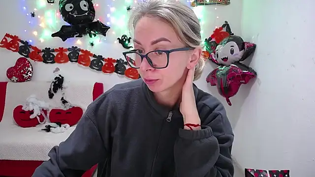 Snapshot of VasilisaSii chatting on 10.27.25 VasilisaSii online show from 10.27.25