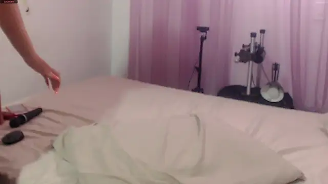 Snapshot of Victoria_Luxe chatting on 02.20.25 Victoria Luxe online show from 02.20.25