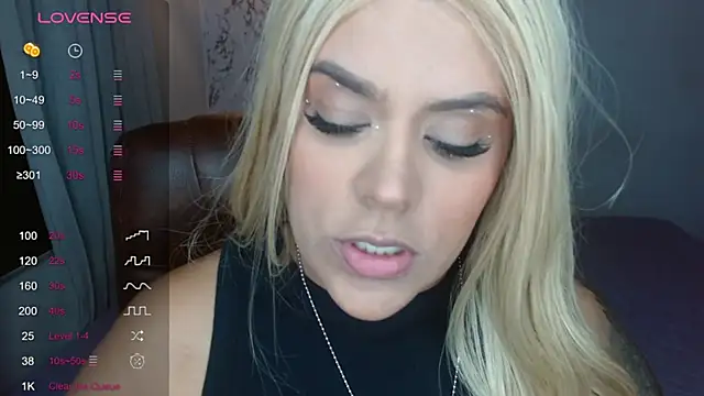 Snapshot of SofiaaCortes chatting on 12.17.24 SofiaaCortes online show from 12.17.24