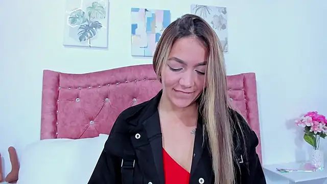 Mia Malkovaa  online show from 12.31.24