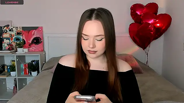 Snapshot of LittleKiitten chatting on 06.18.26 LittleKiitten online show from 06.18.26