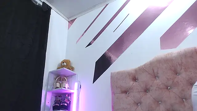 Kitten Hot  online show from 10.02.25