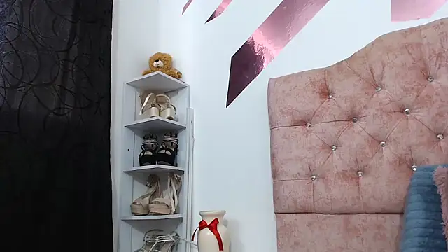 Kitten Hot  online show from 10.11.25