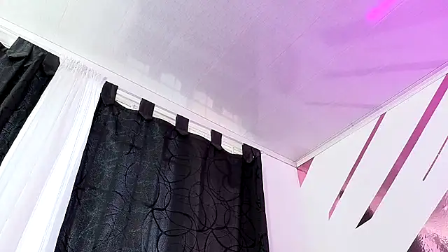 Kitten Hot  online show from 10.30.25