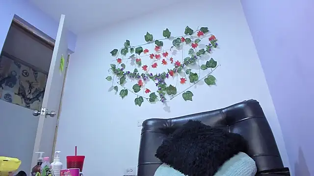 nicollee18 online show from 02.14.25