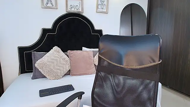 MaxxiCruz online show from 09.12.25