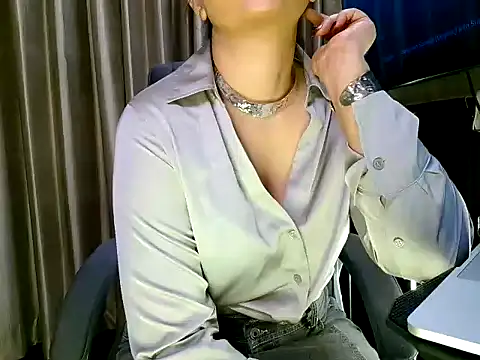 Snapshot of fabdemira chatting on 10.24.25 fabdemira online show from 10.24.25