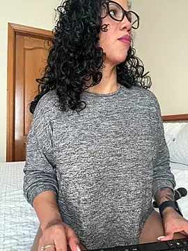 Snapshot of soli-lov chatting on 02.16.25 soli-lov online show from 02.16.25