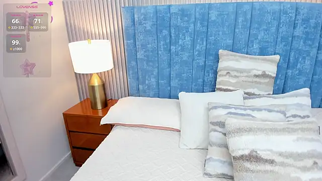 pretty sunlight  online show from 10.15.25