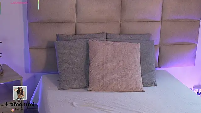 Snapshot of emma_brooks1 chatting on 10.22.25 emma brooks1 online show from 10.22.25