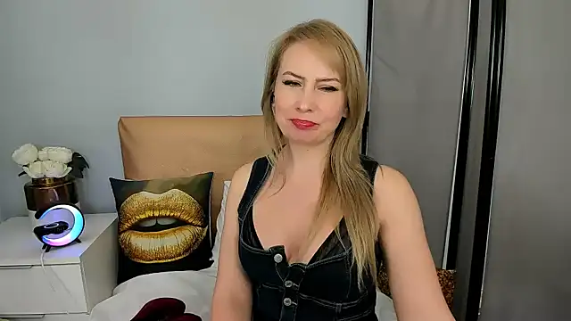 Snapshot of LatoyaRose chatting on 02.01.25 LatoyaRose online show from 02.01.25