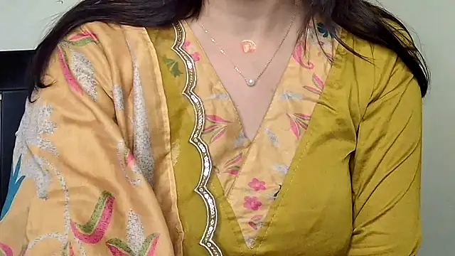 Snapshot of MIss-Naina chatting on 11.27.25 MIss-Naina online show from 11.27.25