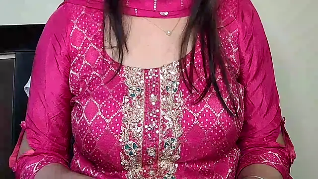 Snapshot of MIss-Naina chatting on 11.28.25 MIss-Naina online show from 11.28.25