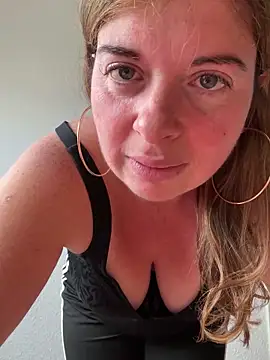 Snapshot of Lombada chatting on 09.28.25 Lombada online show from 09.28.25