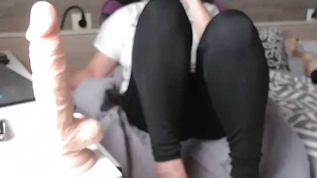 LaRa forU online show from 10.26.25