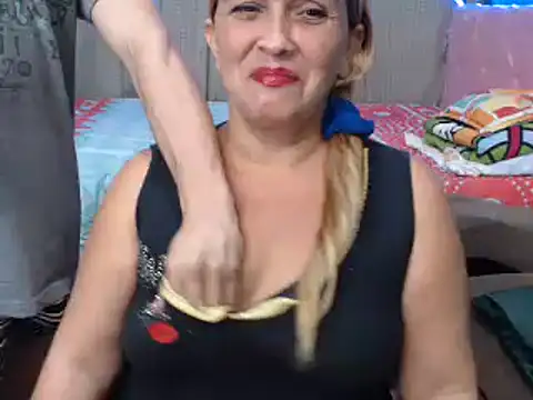 Snapshot of mom_son_dirty chatting on 01.10.25 mom son dirty online show from 01.10.25