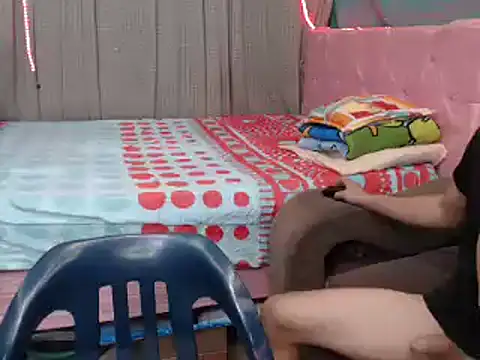 Snapshot of mom_son_dirty chatting on 01.18.25 mom son dirty online show from 01.18.25