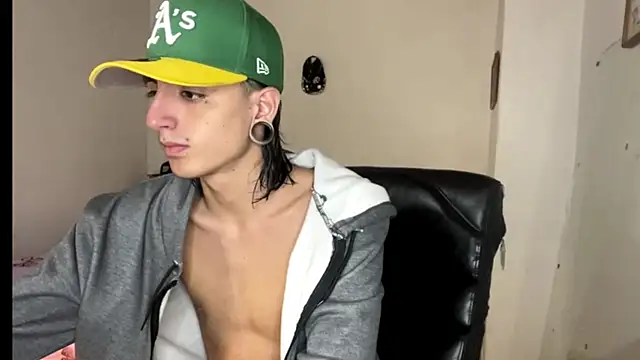 Snapshot of Matthew_Dixonn chatting on 02.05.25 Matthew Dixonn online show from 02.05.25