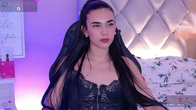 Snapshot of IsaValencia chatting on 10.15.25 IsaValencia online show from 10.15.25