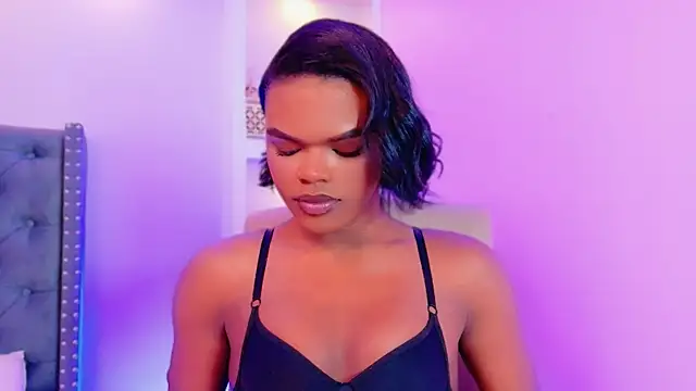 Snapshot of CamiEstrada chatting on 09.16.25 CamiEstrada online show from 09.16.25