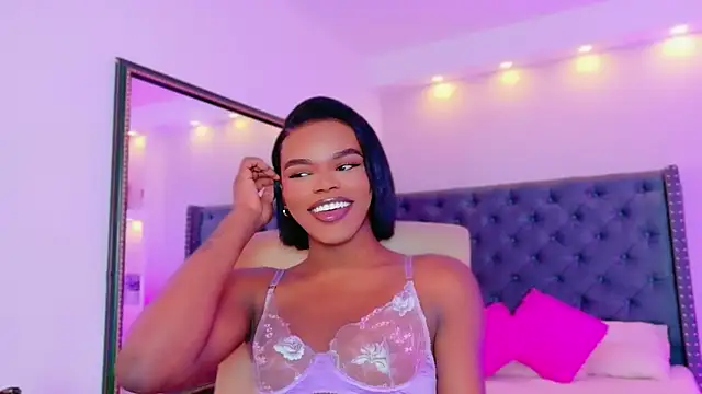 Snapshot of CamiEstrada chatting on 09.25.25 CamiEstrada online show from 09.25.25