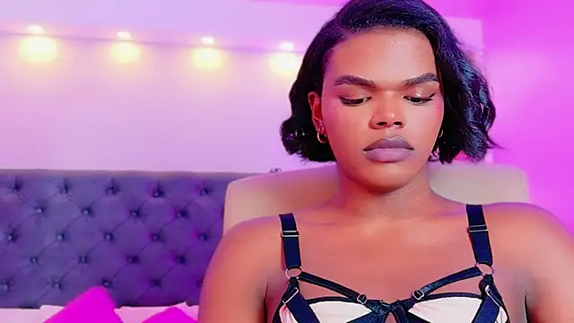 Snapshot of CamiEstrada chatting on 09.25.25 CamiEstrada online show from 09.25.25