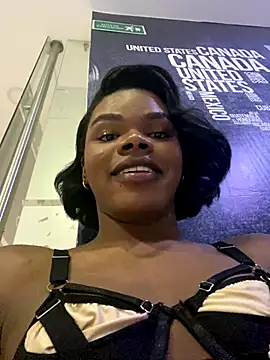 Snapshot of CamiEstrada chatting on 09.26.25 CamiEstrada online show from 09.26.25