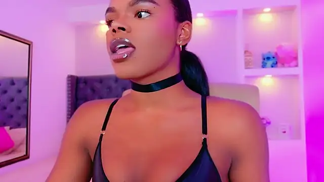 Snapshot of CamiEstrada chatting on 09.29.25 CamiEstrada online show from 09.29.25