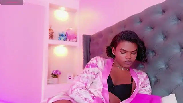 Snapshot of CamiEstrada chatting on 10.05.25 CamiEstrada online show from 10.05.25