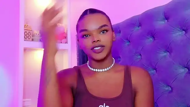 Snapshot of CamiEstrada chatting on 10.19.25 CamiEstrada online show from 10.19.25