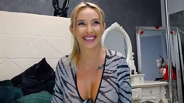 Snapshot of IssaSmith chatting on 09.17.25 IssaSmith online show from 09.17.25