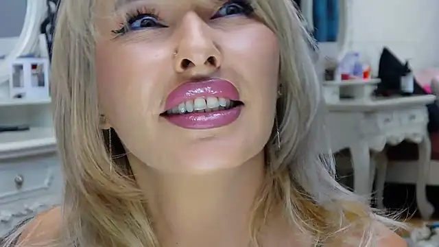 Snapshot of IssaSmith chatting on 10.25.25 IssaSmith online show from 10.25.25