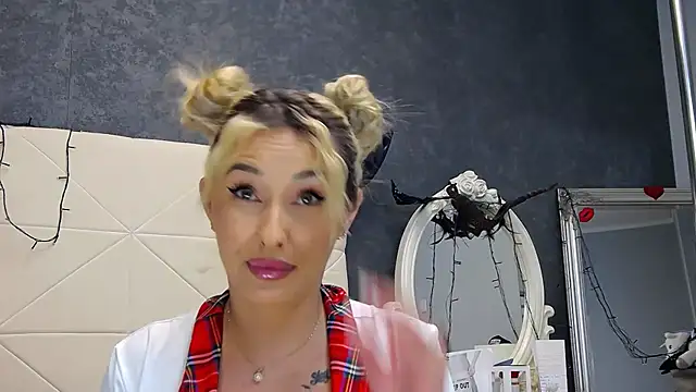 IssaSmith online show from 11.19.25