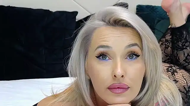 IssaSmith online show from 01.05.26