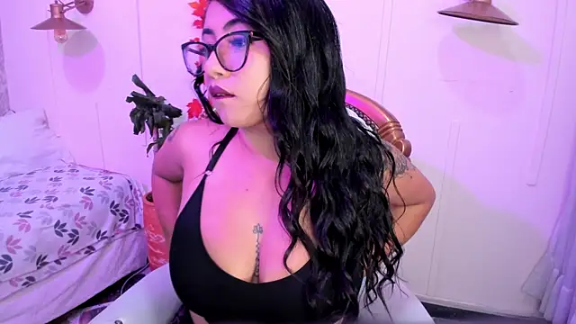 Snapshot of Sexy_cristall_ chatting on 12.10.24 Sexy cristall online show from 12.10.24