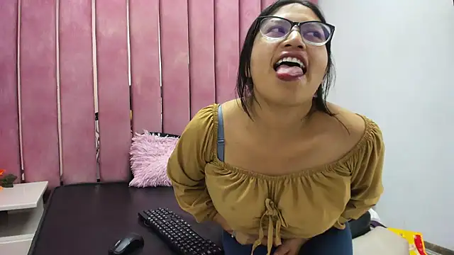 Miaa Smiith  online show from 11.28.25