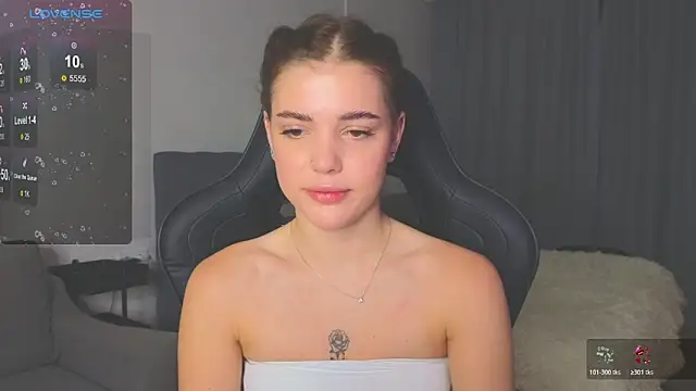 adrianawow1 online show from 10.19.25