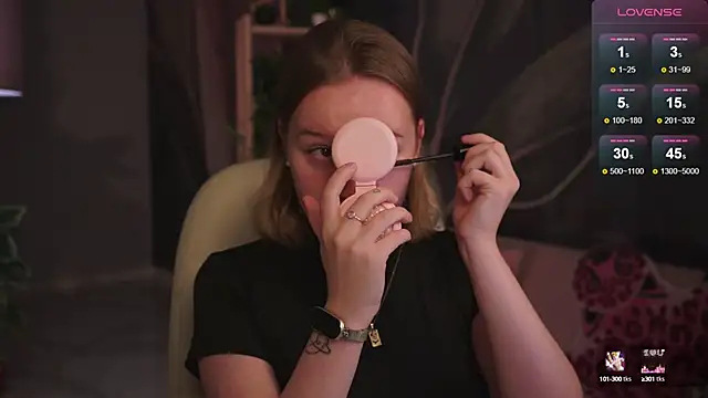 Snapshot of AdeleLoomis chatting on 10.04.25 AdeleLoomis online show from 10.04.25