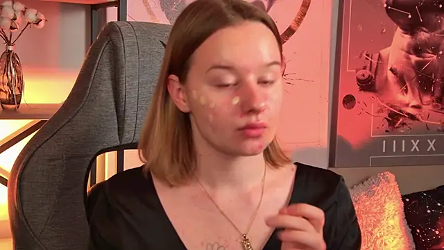 Snapshot of AdeleLoomis chatting on 10.25.25 AdeleLoomis online show from 10.25.25