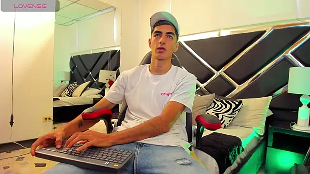 Snapshot of DimitryHank chatting on 12.28.24 DimitryHank online show from 12.28.24